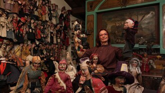Cristina Mazzavillani Muti con i burattini della sua collezione