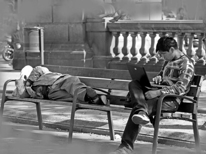 Jóvenes descansando en un banco de la calle