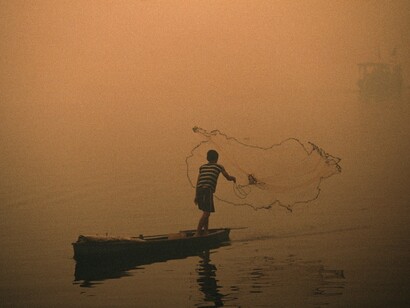 Micheal S. Yamashita/National Geographic
Indonesia
Un ragazzo a pesca getta la sua rete in mezzo ai fumi degli incendi boschivi.
