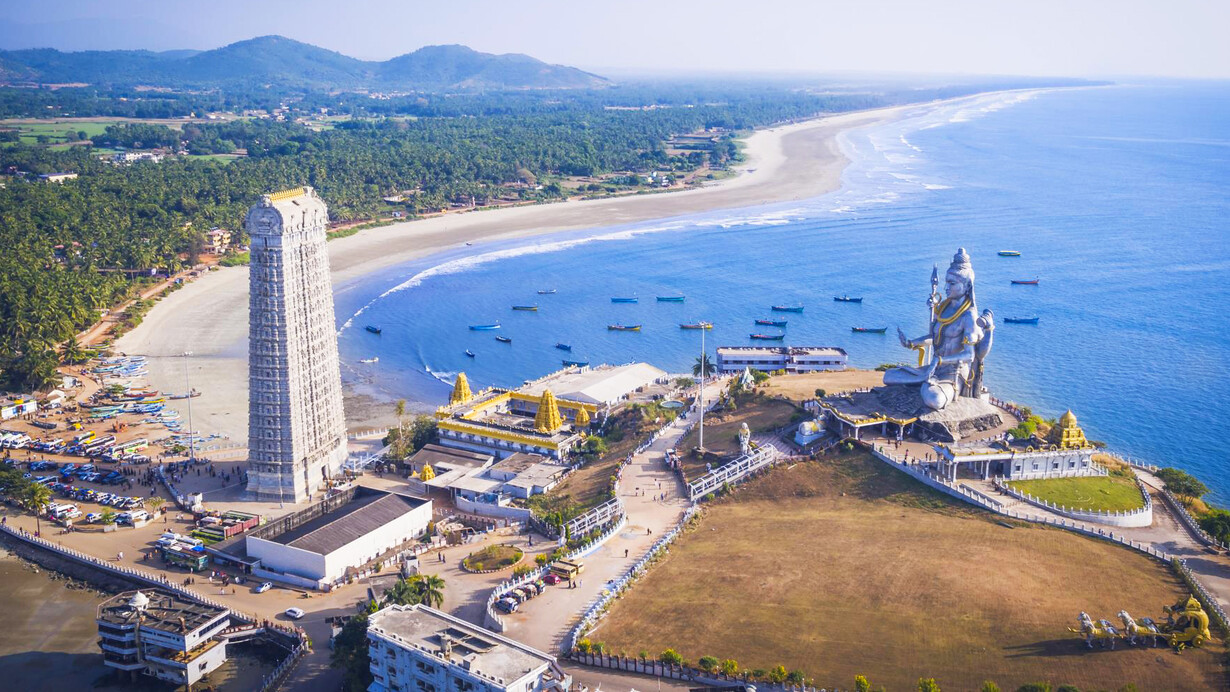 Murudeshwar Temple and beach, with the second largest statue of Lord Shiva