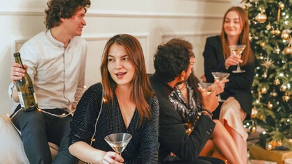 Família unida tomando drinques na noite de Natal