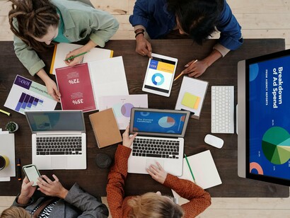 Equipe avalia métricas de empresa. Segundo os relatórios oficiais da Meta, a receita de anúncios cresceu 18,5% em comparação com o mesmo período do ano anterior