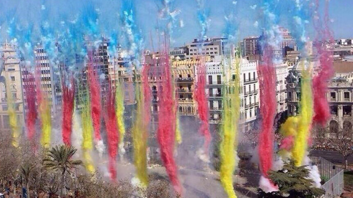 Mascletá en la plaza del Ayuntamiento de Valencia