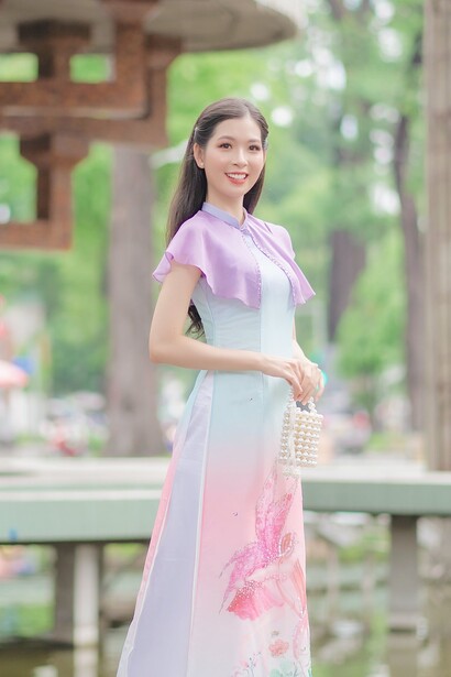 Modelo usa vestido florido em tons claros