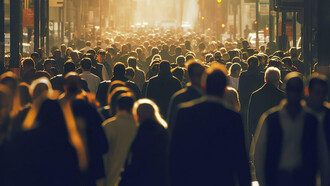 Folla di persone che cammina per strada 