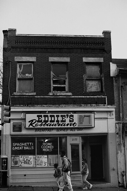 Ming Smith, Eddie’s restaurant, 1991. Courtesy of the artist and Columbus Museum of Art