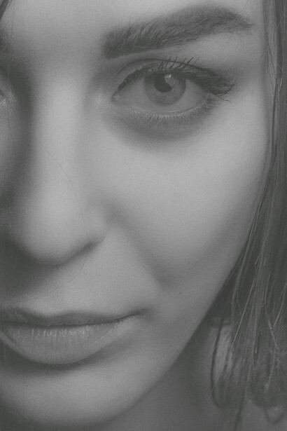 Viso di donna sensibile in scala di grigio. Riflessioni in rima: il dialogo interiore di un'anima poetica