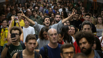 Manifestación en Barcelona durante la huelga general del martes 3 de octubre en protesta por la actuación policial durante el 1-O