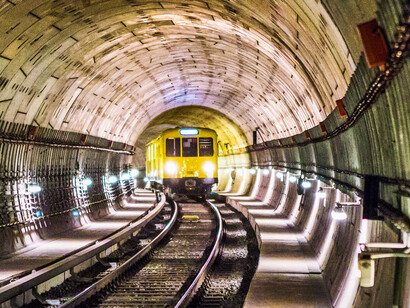 Uma viagem subterrânea através de um vagão tecnológico