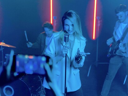 Pessoa grava cantora e sua banda