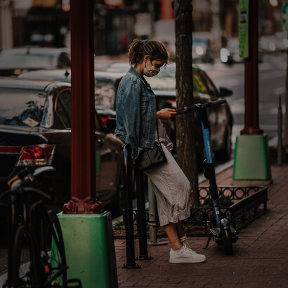 Hay quienes usan el cubrebocas dejando descubierta la nariz, es un caso similar al de quien estornuda cubriendo la boca, pero no la nariz ¡que es la mayor fuente de las emisiones!