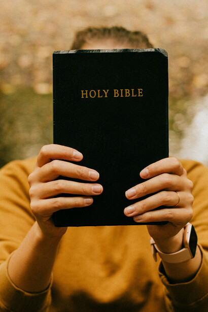 O Brasil tem observado uma queda acentuada no número de católicos desde 1950, com o evangelismo ganhando força. Em 2022, os evangélicos representavam quase 30% da população, enquanto os católicos somavam 58%