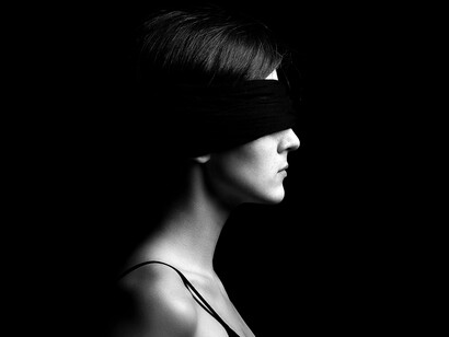 Mujer con los ojos vendados