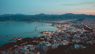 Béjaïa, affacciata sul Mediterraneo, è una città algerina che unisce il fascino delle montagne del Kabylie alla ricchezza storica di un antico porto costiero. Béjaïa, Algeria