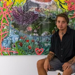 Vladimir Kartaskow vicino ad un suo dipinto