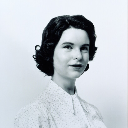 Gillian Wearing, Self Portrait as My Mother Jean Gregory (Autoritratto come mia madre Jean Gregory), 2003. Stampa in bianco e nero incorniciata, 150 × 131 cm, © Gillian Wearing.   Courtesy Maureen Paley, London
