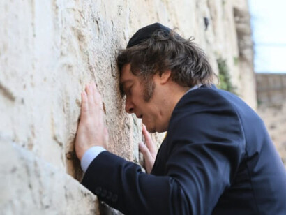 Milei orando. El traslado de la embajada argentina a Jerusalén, aunque aplaudido por Israel, podría generar tensiones en las relaciones de Argentina con la comunidad árabe