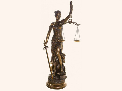 La constitución de Solón del año 594 a. C. implicó una gran cantidad de reformas dirigidas a aliviar la situación del campesinado asediado por la pobreza