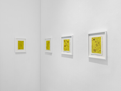 Loïc Le Groumelle, Écritures, mégalithes et cupules III, vue d'exposition. Avec l'aimable autorisation de la Galerie Karsten Greve. Photo de Nicolas Brasseur