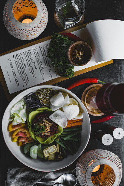 Algunos platos parecen elaborados con ingredientes que han vivido una larga travesía antes de llegar a la mesa, cargados de una historia que sustituye discretamente a la frescura