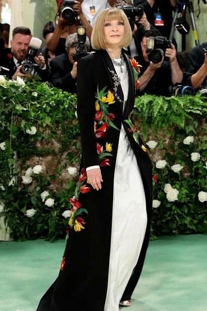 Anna Wintour al Met Gala 2024, con il modello Tulipani Olandesi a opera di JW Anderson per la Maison Loewe 