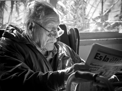 Hombre mayor leyendo
