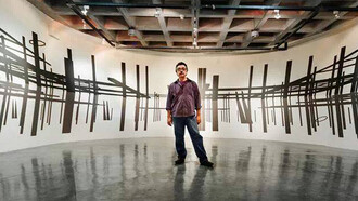 Julio Pacheco Rivas ante una de sus obras