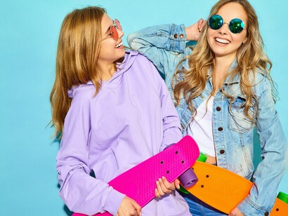 ¿Y de qué manera va a volver esta moda? Con prendas tan icónicas como los vaqueros rectos que hemos visto lucir a las actrices y modelos del momento