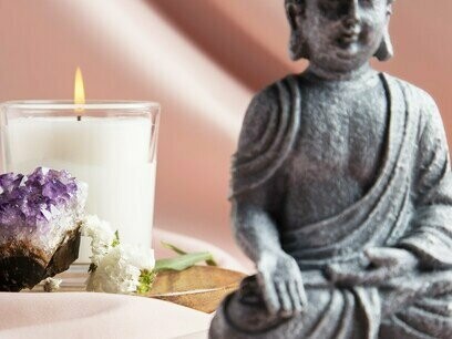 Símbolos do Reiki. O Reiki chegou ao Brasil na década de 1980 por um dos mestres da Associação fundada por Takata e, no mesmo ano foi criada a Associação Brasileira de Reiki. Apenas em meados da década de 1990 os primeiros livros sobre o assunto ganharam traduções para o português e foram comercializados no Brasil, a difusão do método e a prática de cura tornou-se imparável







 