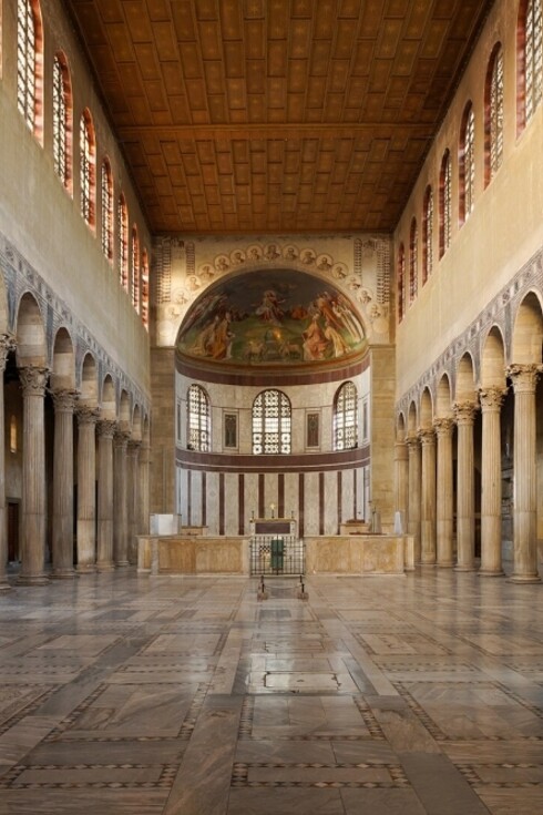 Basilica di Santa Sabina, Roma, Italia. Apostoli come Paolo di Tarso giocarono un ruolo cruciale nella diffusione del cristianesimo nell'Impero Romano, stabilendo comunità in città chiave come Antiochia, Corinto e Roma stessa