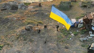 Ukrainische Flagge in einem Feld