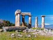 Las ruinas del templo de Apolo en la antigua Corinto, Grecia