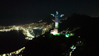 Cristo Redentor, monumento na cidade do Rio de Janeiro, Brasil, com projeção dos 40 anos da Bienal do Livro em 2023