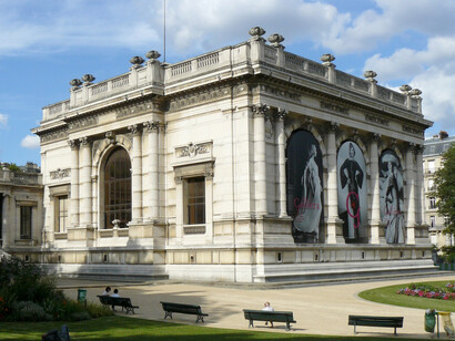 Anciennement appelé Musée Galliera, le Palais Galliera est un musée consacré à la mode et à l'histoire de la mode situé à Paris, en France