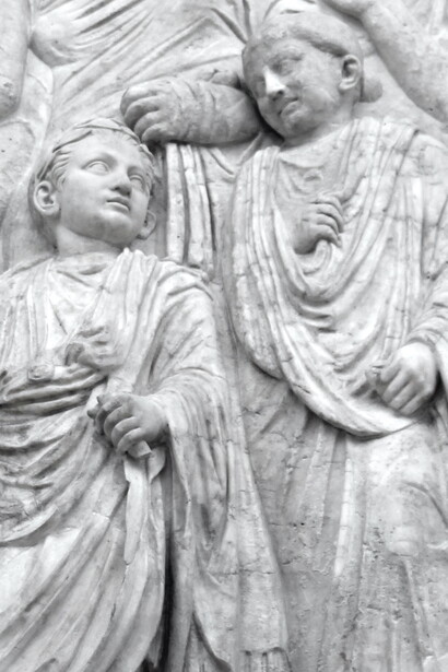 Dos mil años después de haberse creado para mayor gloria del proyecto augústeo, Mussolini decidió restaurar el Ara Pacis, vinculada así para siempre a dos grandes empresas ideológicas de publicidad conservadora e imperial