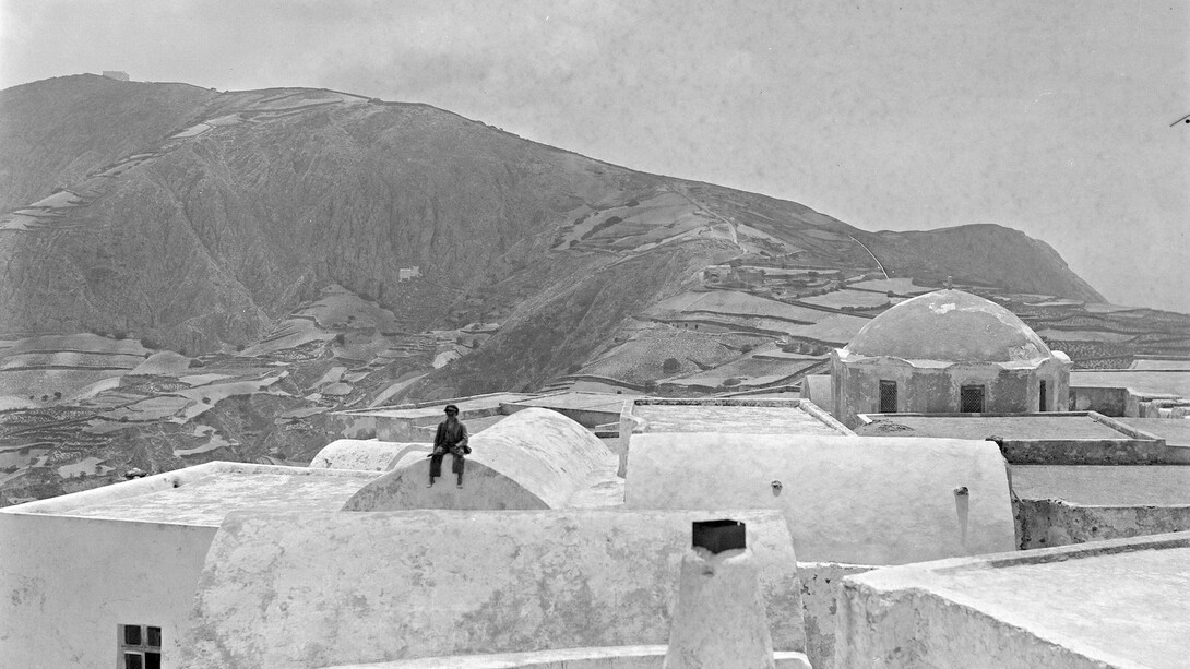 Sigfried Giedion, Residential Settlement, Santorini, August 1933, photograph ("Sigfried Giedion und die Fotografie: Bildinszenierungen der Moderne", eds. Werner Oechslin and Gregor Harbusch, Zürich 2010, 16)