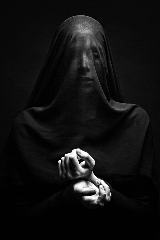 Venía cubierta con un velo oscuro, que le cubría el pelo y parte del rostro