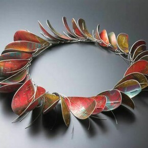 Jane Keith, Large Dyed Aluminium Necklace, 2013, 33 leaves of dyed anodised aluminium with stainless steel wires, L:57cm
