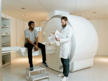Il medico illustra al paziente le procedure e il funzionamento della scansione radiologica