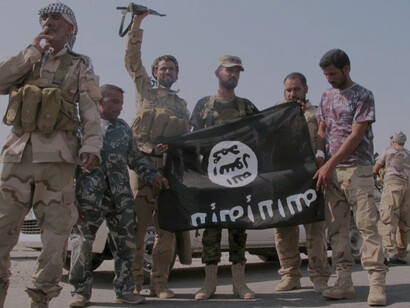 Militantes de Dáesh, conocido ampliamente por sus videos de decapitaciones y otros tipos de ejecuciones, tanto de soldados como de civiles y hasta periodistas y miembros de ayuda humanitaria, así como por la destrucción de lugares históricos de herencia cultural