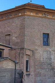 Ottagono esterno in laterizio del Battistero Lateranense, prospetto verso la Loggia Sistina della Basilica di San Giovanni in Laterano, Roma, Italia ©Roberto Luciani 