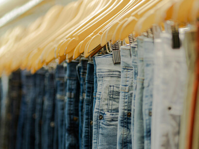 La moda rápida ejemplifica cómo lo pasajero se impone, fabricando prendas que duran menos que una temporada