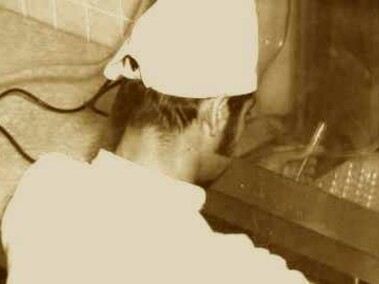 Un trabajador durante los primeros años del Instituto Clodomiro Picado