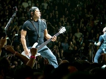 Show do Metallica em 2017. Um fator crucial para a longevidade da banda é sua abordagem empresarial. O Metallica foi uma das primeiras bandas de heavy metal a adotar estratégias inovadoras de marketing e distribuição de música
