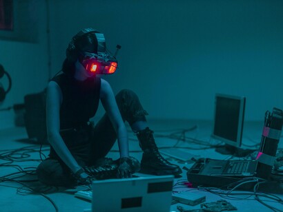 Contudo, reduzir o debate à simples ideia de que máquinas substituirão humanos é uma simplificação excessiva. A história mostra que, ao mesmo tempo em que tecnologias eliminam certas ocupações, também criam novas funções e redefinem outras existentes. A diferença atual está na velocidade e na abrangência dessas transformações, que ocorrem em um ritmo muito mais rápido do que a capacidade tradicional de adaptação dos sistemas educacionais e das políticas públicas