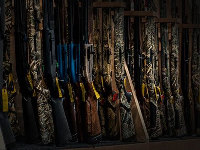 Vista de un estante repleto de escopetas en una tienda de armas en EE. UU.