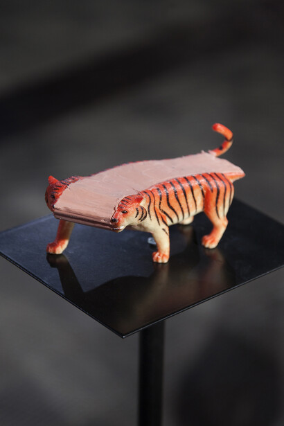 Teresa Solar
Tiger, 2018 (as part of the sculptural group “Bisel (Cabalga, Cabalga, Cabalga)”, 2018)
Escultura de plástico e plasticina
Plastic sculpture and plasticine
Courtesy of the artist and Galeria Joan Prats
#teresasolar