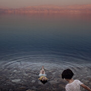 Ragazze palestinesi si bagnano nelle acque del Mar Morto. Cisgiordania, 2009.
©Paolo Pellegrin/Magnum Photos
