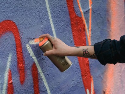 Pode carregar mensagens de protesto, declarações ou simplesmente a assinatura.  Além disso, a prática se organiza em diferentes grupos, identificados pelas chamadas “grifes”, termo utilizado pelos pixadores para nomear seus coletivos