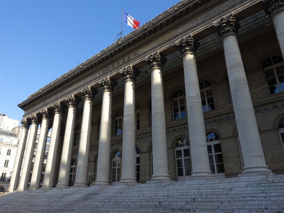 La Bolsa de Valores de Francia, como institución financiera, opera de manera electrónica bajo el nombre de Euronext Paris. Su actual sede corporativa y mercado de valores se encuentra en el Palais Brongniart, París, Francia